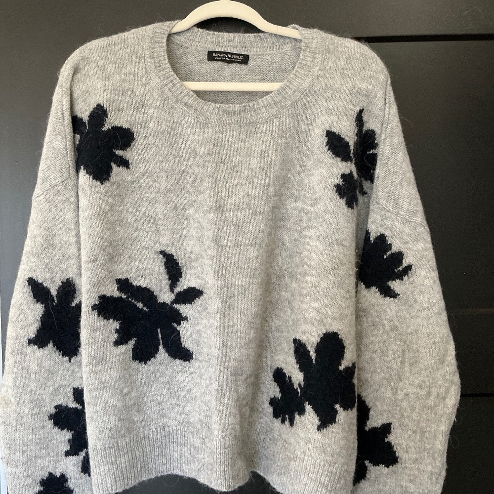 Gorgeous Banana Republic Grey and Black Sweater XXL